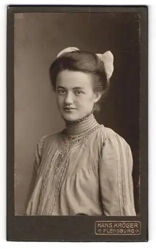 Fotografie Hans Kröger, Flensburg, Holm 12, Junge Dame im hochschliessenden Kleid