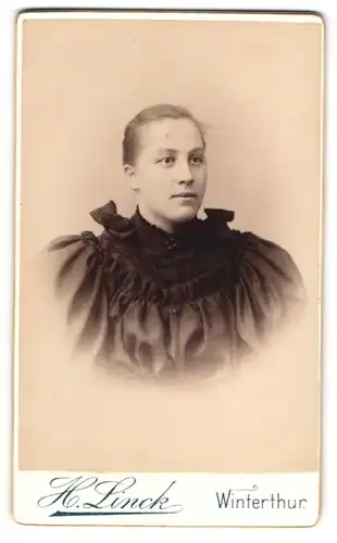 Fotografie H. Linck, Winterthur, St. Georgenstrasse, Junge Frau im Puffärmelkleid