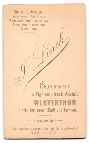 Fotografie J. Linck, Winterthur, Mädchen mit strenger Frisur