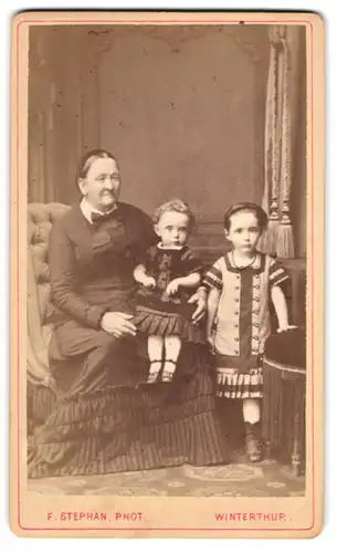 Fotografie F. Stephan, Winterthur, Grossmutter mit ihren zwei Enkelkindern im Portrait