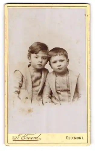 Fotografie J. Enard, Delémont, Zwei Brüder im feinen Zwirn