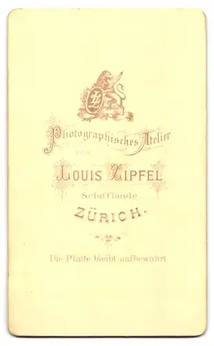 Fotografie Louis Zipfel, Zürich, Schifflände, Junge Frau in taillierten Kleidern