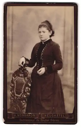 Fotografie A. Monbaron, Neuchâtel, Rue de l`Hôpital 17, Junges Fräulein in taillierten Kleidern