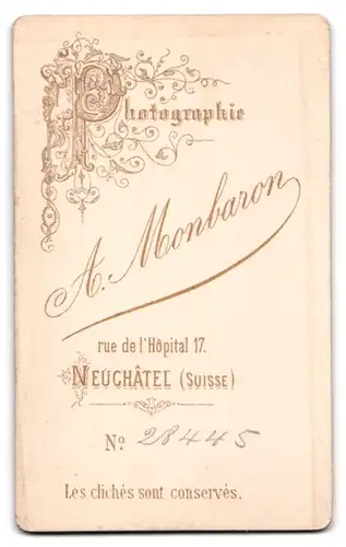 Fotografie A. Monbaron, Neuchâtel, Rue de l`Hôpital 17, Junges Fräulein in taillierten Kleidern