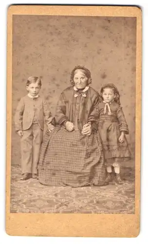 Fotografie J. Schroeter, Meissen, Obergasse 597, Grossmutter und ihre zwei Enkel im Sonntagsstaat