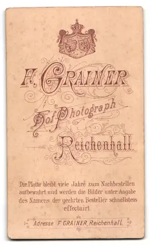 Fotografie F. Grainer, Reichenhall, Kleinkind im Kleidchen im Hochstuhl