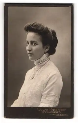 Fotografie Adolph Hartmann, Dessau, Junge Dame im Spitzenkleid mit Hochsteckfrisur