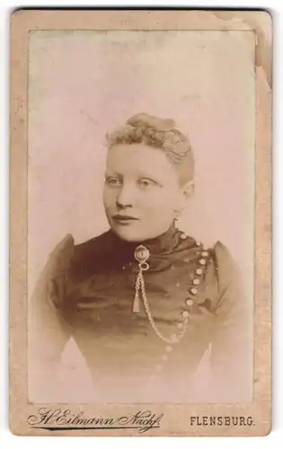 Fotografie H. Eilmann, Flensburg, Angelburgerstrasse 20, Junge Frau im stark taillierten Kleid