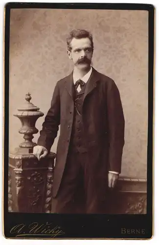 Fotografie A. Wicky, Berne, Elegant gekleideter Herr mit Schnauzbart