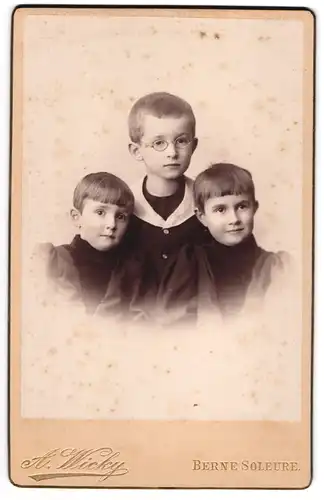 Fotografie A. Wicky, Berne-Soleure, Drei Kinder in modischer Kleidung
