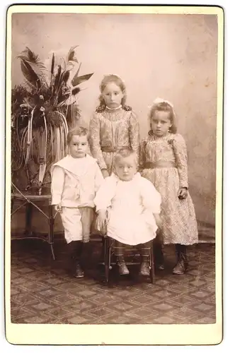 Fotografie unbekannter Fotograf und Ort, Vier Kinder in zeitgenössischer Kleidung
