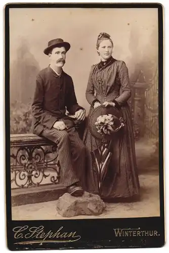 Fotografie C. Stephan, Winterthur, Junges Paar in modischer Kleidung