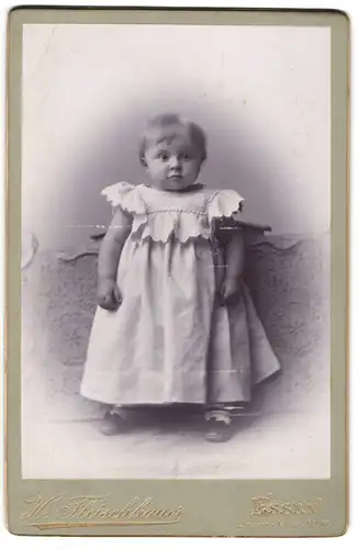 Fotografie W. Fleischhauer, Essen, Linden-Allee 43, Kleines Kind im weissen Kleid