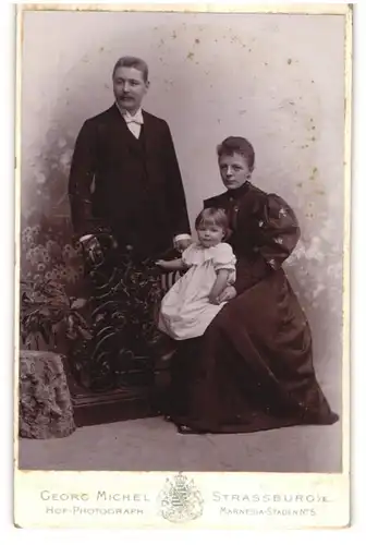 Fotografie Georg Michel, Strassburg i. E., Bürgerliches Paar mit einem kleinen Kind