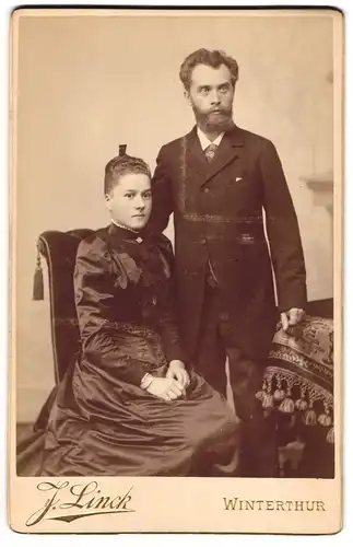 Fotografie J. Linck, Winterthur, St. Georgenstrasse, Junges Paar in eleganter Kleidung