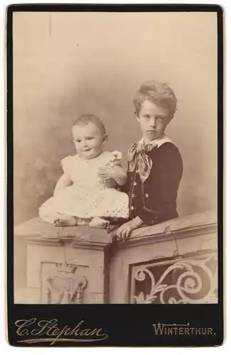 Fotografie C. Stephan, Winterthur, Kleiner Junge und Kleinkind in modischer Kleidung