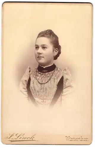 Fotografie J. Linck, Winterthur, Junge Dame im karierten Kleid mit Kragenbrosche