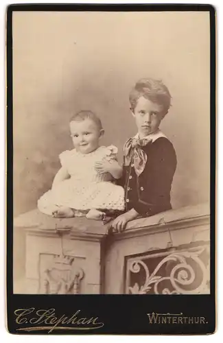 Fotografie C. Stephan, Winterthur, Kleiner Jung und Kleinkind in modischer Kleidung