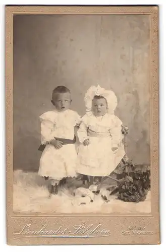Fotografie Lienhard & Salzborn, Chur, Kleiner Junge und Kleinkind in weisser Kleidung