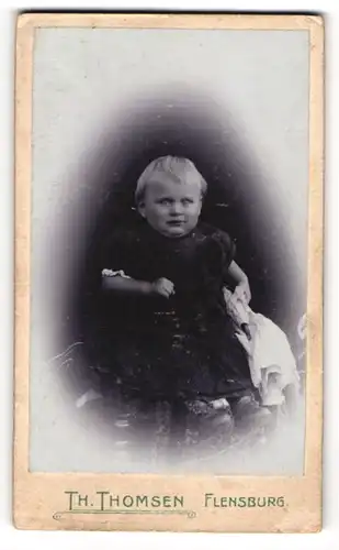 Fotografie Th. Thomsen, Flensburg, Marienstr. 52, Süsses Kleinkind im modischen Kleid