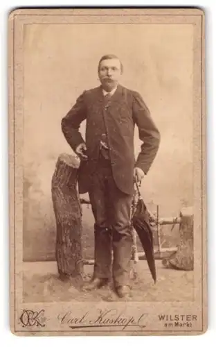 Fotografie Carl Kuskop, Wilster i. Holst., Bürgerlicher Herr mit einem Schirm