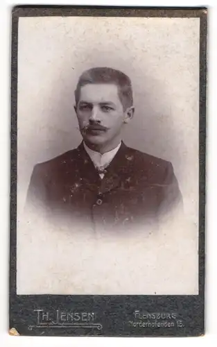 Fotografie Th. Jensen, Flensburg, Norderhofenden 15, Elegant gekleideter Herr mit Schnauzbart