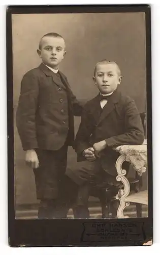 Fotografie Chr. Hansen, Schleswig, Lollfuss 98 b, Zwei Jungen in modischen Anzügen