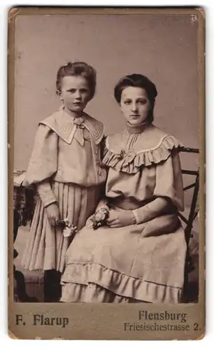 Fotografie F. Flarup, Flensburg, Friesischestr. 2, Junge Dame und Mädchen in modischer Kleidung