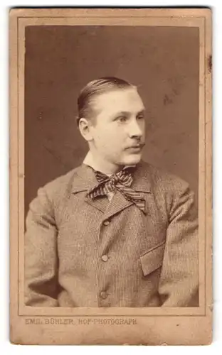 Fotografie Emil Bühler, Mannheim, Junger Herr im karierten Anzug mit Fliege