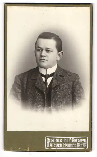 Fotografie E. Kregeloh, Mannheim, Junger Herr im karierten Anzug mit Krawatte