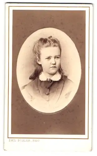 Fotografie Emil Bühler, Mannheim, Ludwigs-Str. 34, Junges Mädchen mit Kragenbrosche