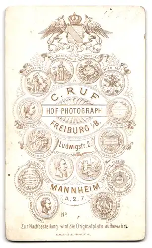 Fotografie C. Ruf, Freiburg i. B., Ludwigstr. 2, Süsses Kleinkind im Hemd mit nackigen Füssen