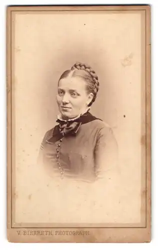 Fotografie V. Bierreth, Mannheim, Heidelbergerstr. P. 7. 21, Junge Dame mit geflochtenem Haar