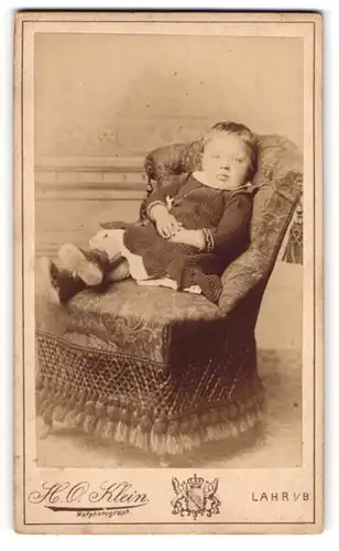 Fotografie H. O. Klein, Lahr i. B., Kaiserstr. 71, Kleines Kind im Wollkleid