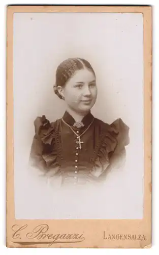 Fotografie C. Bregazzi, Langensalza, Junges Mädchen mit Kreuzkette und Rüschenärmeln