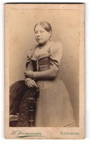 Fotografie H. Kriegsmann, Flensburg, Grosse Strasse 75, Junge Dame mit ondulierten Haaren im taillierten Kleid
