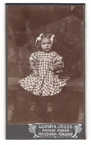 Fotografie Ludwig Jauss, Hausham-Gmund, Kleines Mädchen mit verweinten Gesicht im karierten Kleid