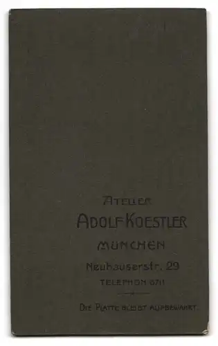 Fotografie Adolf Koestler, München, Neuhauserstrasse 29, Elegantes junges Paar in Ausgehkleidung