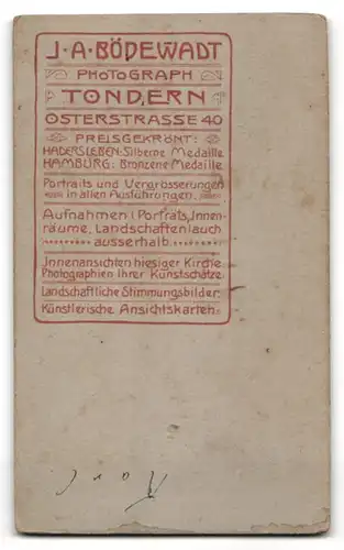 Fotografie J. A. Bödewadt, Tondern, Osterstrasse 40, Freundlicher Jüngling im Sonntagsanzug, an einem Tisch sitzend