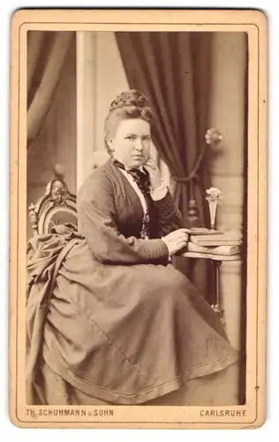 Fotografie Th. Schuhmann u. Sohn, Carlsruhe, Amalienstrasse 57, Elegante Dame mit Flechtfrisur im Sonntagskleid