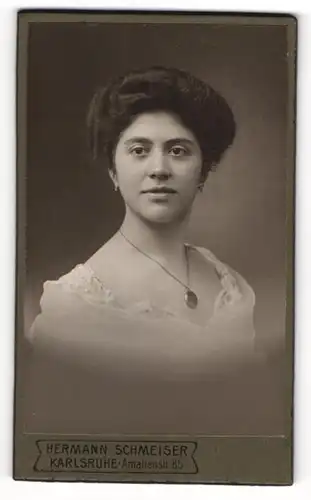 Fotografie Hermann Schmeiser, Karlsruhe, Amalienstrasse 85, Junge Dame mit Medaillon in weit ausgeschnittener Bluse