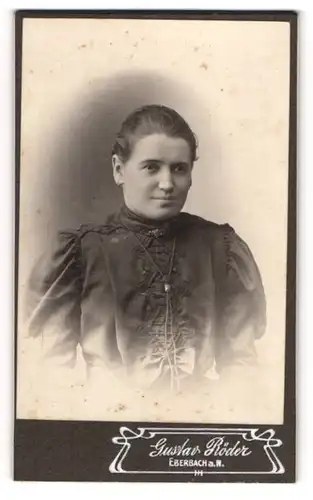 Fotografie Gustav Röder, Eberbach a. N., Freundliche junge Dame im Puffärmelkleid