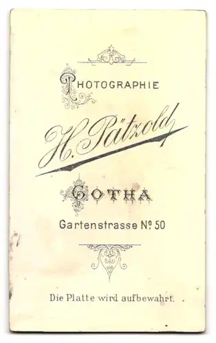 Fotografie H. Pätzold, Gotha, Gartenstrasse 50, Blondes Kleinkind im weissen Kleidchen auf einem Sitzmöbel