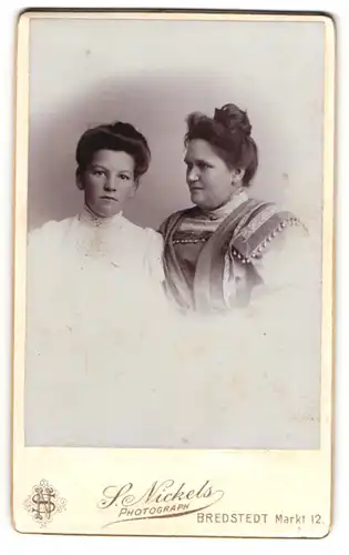 Fotografie S. Nickels, Bredstedt, Markt 12, Zwei Damen mit Duttfrisuren im Sonntagsstaat
