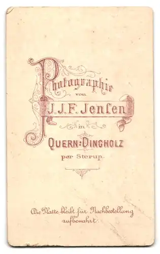 Fotografie J. J. F. Jensen, Quern-Dingholz, Ernst blickende junge Dame mit Samthalsband und Spitzenkragen