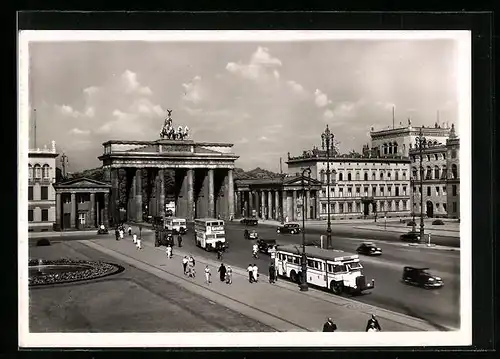 AK Berlin, Pariser Platz mit Brandenburger Tor, Autobus