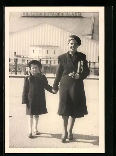 AK Berlin, Mutter und Tochter vor Friedrichstadt-Palast, Schiffbauerdamm