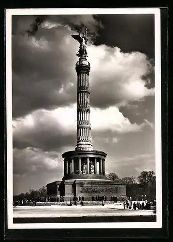 AK Berlin, Passanten vor der Goldelse, Siegessäule