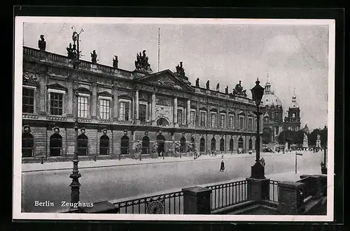 AK Berlin, Zeughaus mit Strasse und Dom