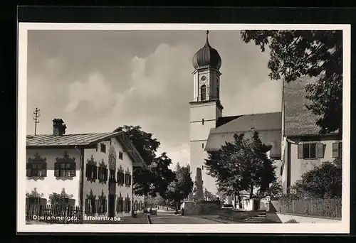 AK Oberammergau, Partie in der Ettalerstrasse, Kirche